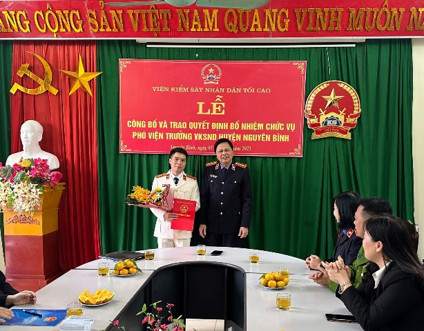 Đồng chí Nguyễn Văn Thuần - Bí thư Đảng ủy, Phó Viện trưởng Viện KSND tỉnh Cao Bằng trao Quyết định bổ nhiệm