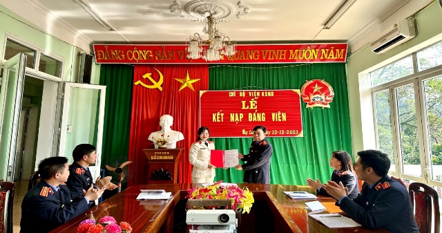 Chi bộ VKSND huyện Hạ Lang kết nạp đảng viên mới