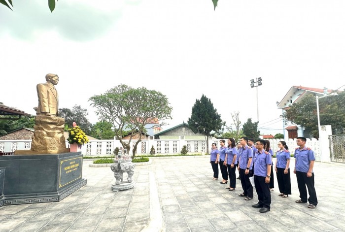 Chi đoàn VKSND tỉnh sinh hoạt chuyên đề " Kỷ niệm 134 năm ngày sinh của Chủ tịch Hồ Chí Minh"