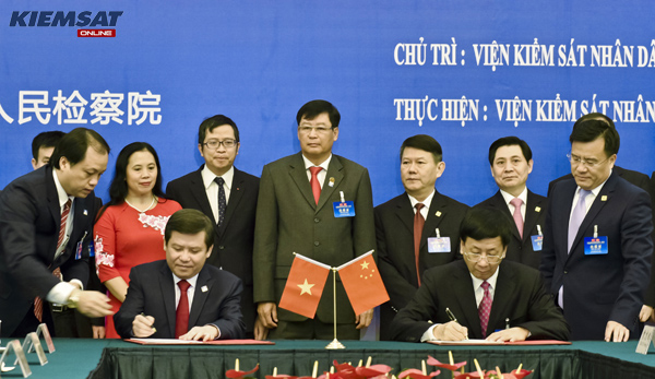 Lãnh đạo VKSNDTC hai nước tiến hành ký kết Biên bản