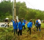 Đoàn viên thanh niên Viện KSND thành phố Cao Bằng tham gia hoạt động tình nguyện.