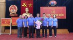 Đồng chí Hoàng Lương Bộ, Bí thư Ban chấp hành Đảng bộ, Phó Viện trưởng  Viện KSND tỉnh tặng hoa chúc mừng đảng viên mới
