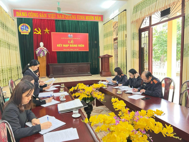 Đồng chí Nguyễn Thị Dong - Phó Chánh án Tòa án nhân dân huyện Hòa An báo cáo việc giải quyết khiếu nại, tố cáo trong hoạt động tư pháp