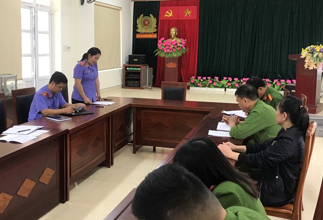 Đồng chí Hoàng Thị Hà - Phó Viện trưởng, Trưởng đoàn thông qua bản kết luận cuộc kiểm sát
