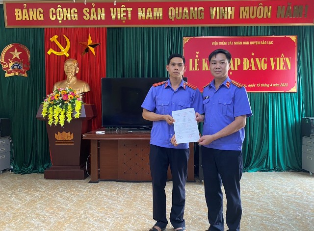 Chi bộ Viện kiểm sát nhân dân huyện Bảo Lạc kết nạp Đảng viên mới