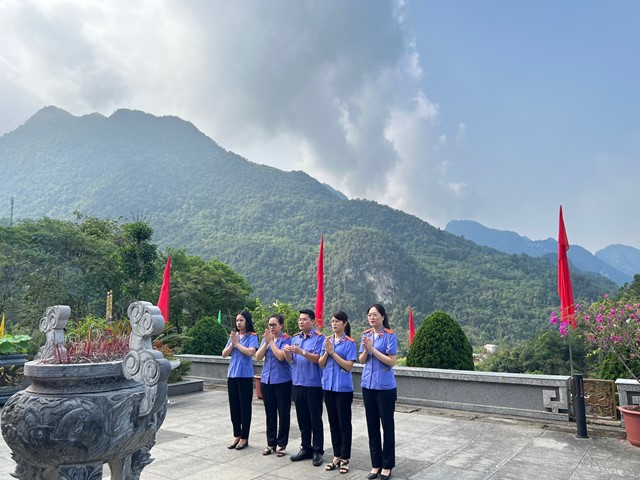 Đoàn thanh niên VKSND tỉnh Cao Bằng báo công dâng Bác