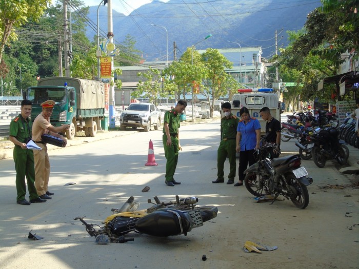 Phòng 1: Kiểm sát việc mở niêm phong, cân xác định khối lượng nghi là ma túy