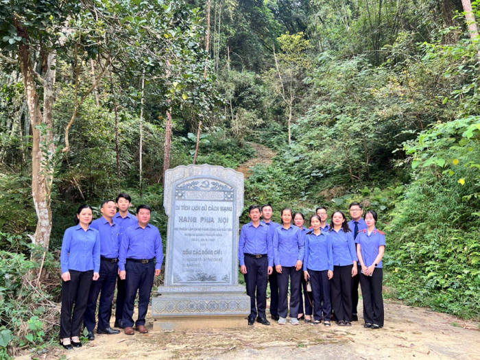 Đoàn viên thanh niên VKSND thành phố Cao Bằng phát huy tinh thần xung kích trong hoạt động tuyên truyền, phổ biến pháp luật nhân ngày Pháp luật Việt Nam