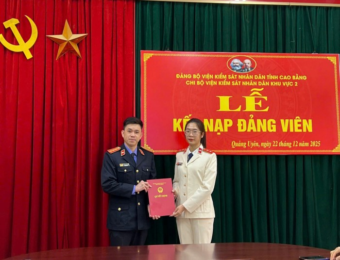 Chi bộ Viện KSND khu vực 2 kết nạp đảng viên mới