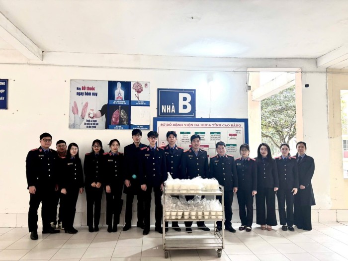 Chi đoàn Viện KSND tỉnh Cao Bằng tổ chức chương trình thiện nguyện “Bát cháo tình thương, ấm lòng người bệnh” và “Tủ áo tình thương” năm 2026