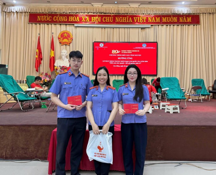 VKSND khu vực 3 - Cao Bằng tham gia hiến máu tình nguyện.
