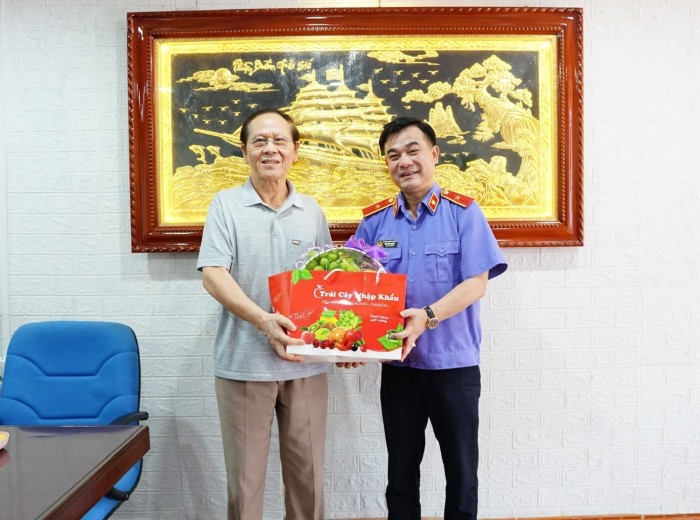 Tặng quà