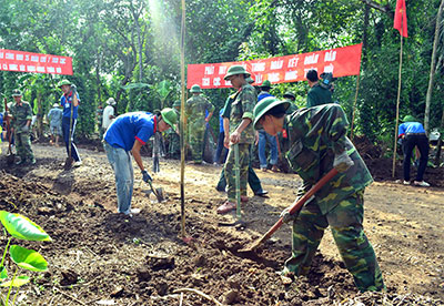 Lữ đoàn Công binh 25 (Quân khu 7) tham gia xây dựng nông thôn mới ở xã Xuân Định, huyện Xuân Lộc.
