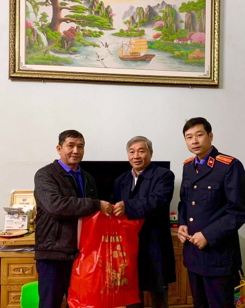 VKSND huyện Nguyên Bình thăm hỏi, tặng quà các cán bộ hưu trí trong ngành Kiểm sát nhân dân