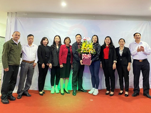 Quảng Hòa: Giao lưu bóng chuyền hơi nam, nữ nhân dịp kỷ niệm 92 năm thành lập hội Liên hiệp phụ nữ Việt Nam
