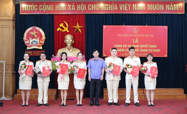 Đồng chí Đàm Nghĩa Quân, Tỉnh ủy viên, Bí thư Ban cán sự đảng, Viện trưởng VKSND tỉnh Cao Bằng trao Quyết định cho các đồng chí Kiểm sát viên.