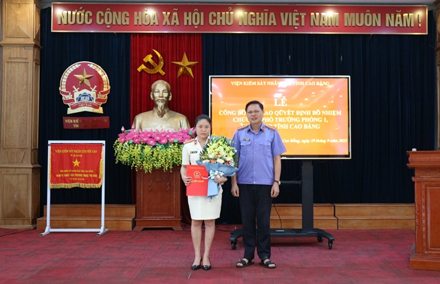 Đồng chí Nguyễn Văn Thuần – Bí thư Đảng ủy, Phó Viện trưởng VKSND tỉnh trao quyết định bổ nhiệm