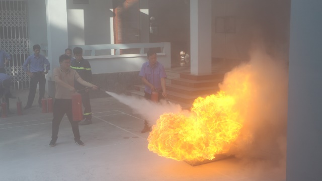 Cán bộ, công chức VKSND tỉnh Cao Bằng thực hành sử dụng bình chữa cháy