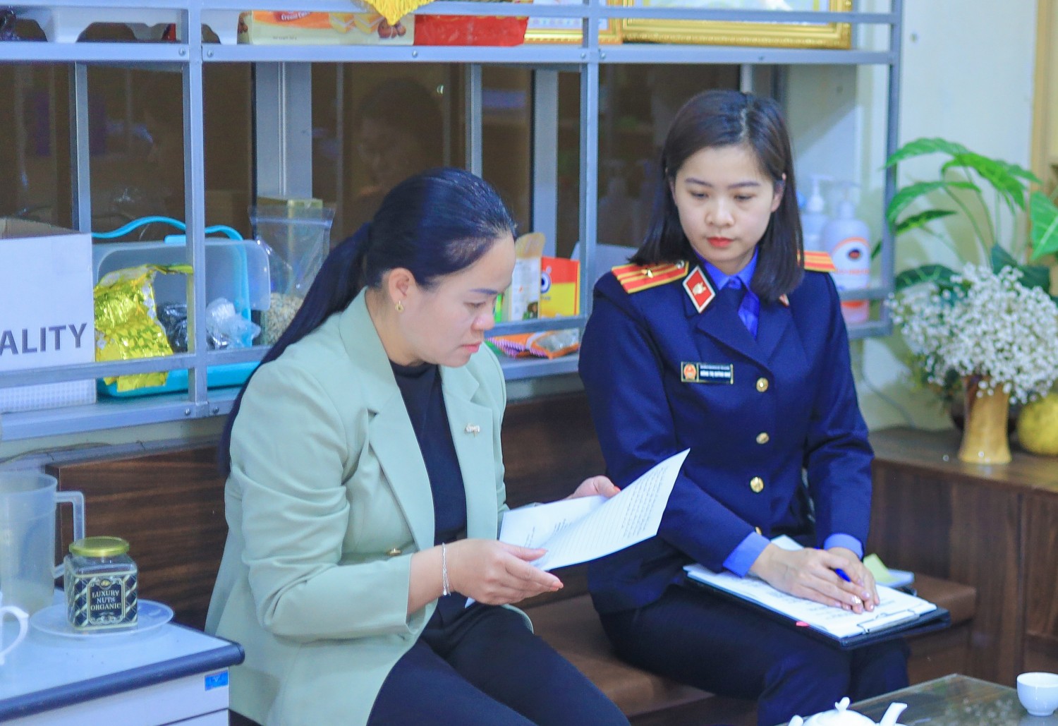 VKSND khu vực 1 - Cao Bằng làm việc với Phòng Văn hóa - xã hội UBND phường Thục Phán về việc giải quyết chế độ bảo trợ xã hội