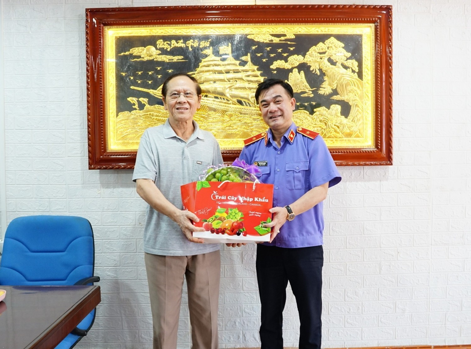 Tặng quà