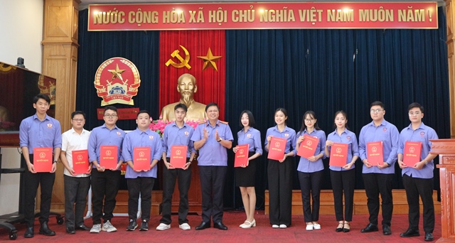Đồng chí Nguyễn Văn Thuần - Bí thư Đảng ủy, Phó Viện trưởng trao các Quyết định tuyển dụng mới