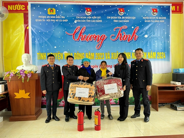 Chi đoàn Viện KSND tỉnh tặng quà các hộ gia đình thuộc hộ nghèo của xóm Nặm Nhũng, xã Lũng Nặm, huyện Hà Quảng